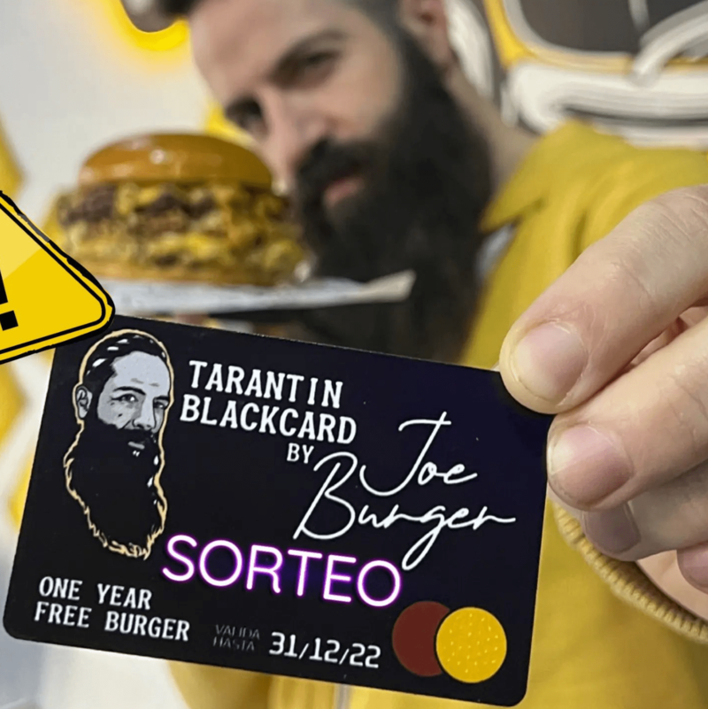 Influencer foodie JoeBurger Challenge mostrando la Black Card de El Tarantín Chiflado